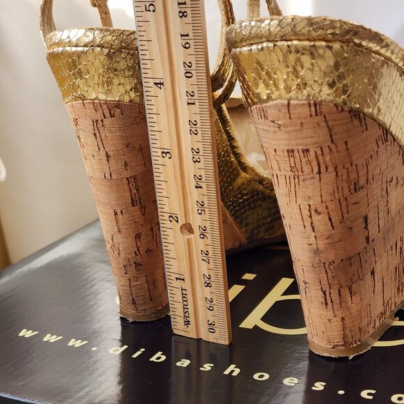 ✨Diba Y2K Glam Boho Chic Women’s Gold Metallic Strappy Wedge Sandals Size 8.5 - Picture 3 of 15